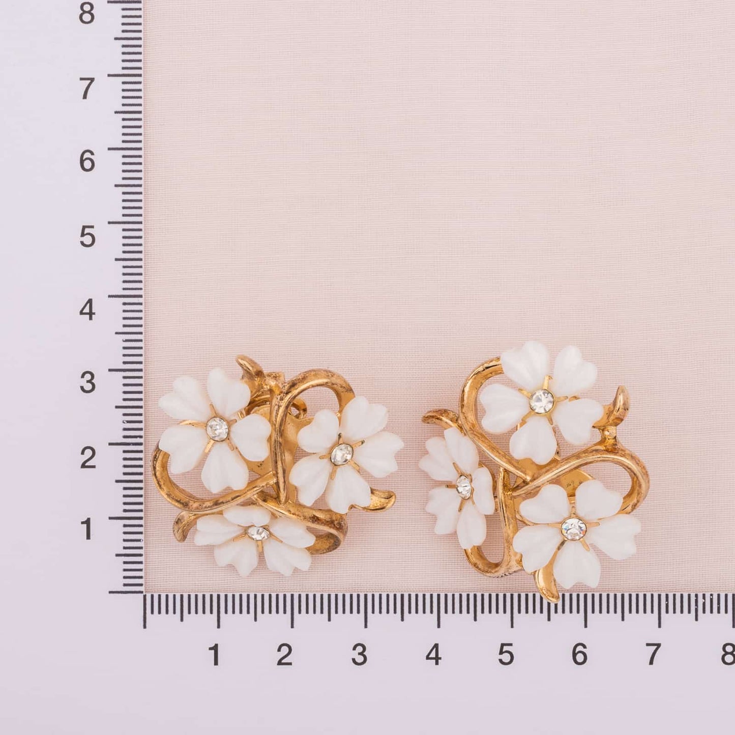 Trifari-weiße-Blumen-Ohrclips-50s-60s
