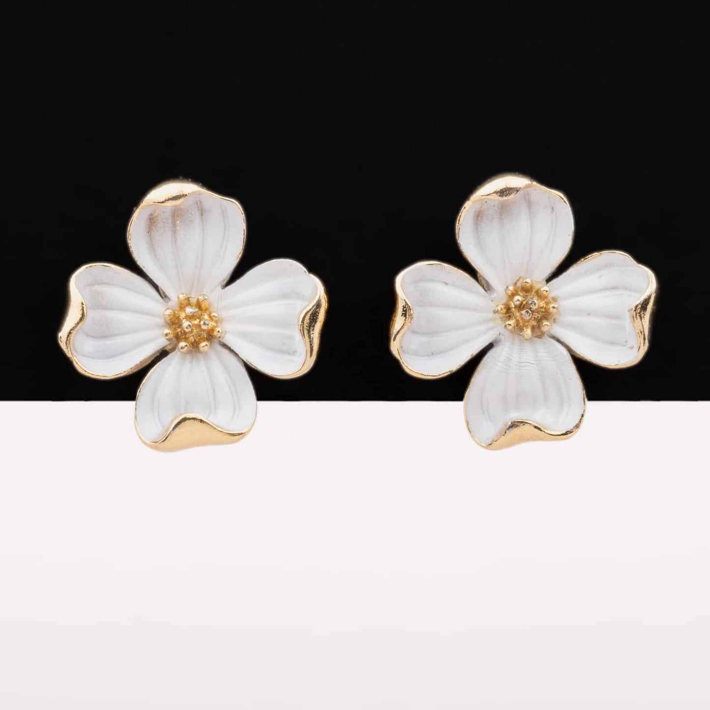 Trifari-weiße-Blumen-Ohrclips