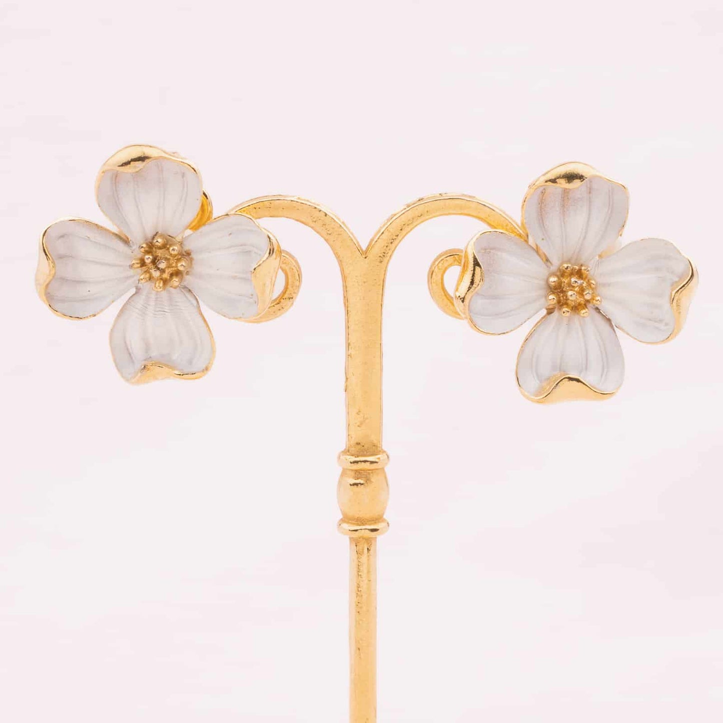 Trifari-weiße-Blumen-Ohrclips