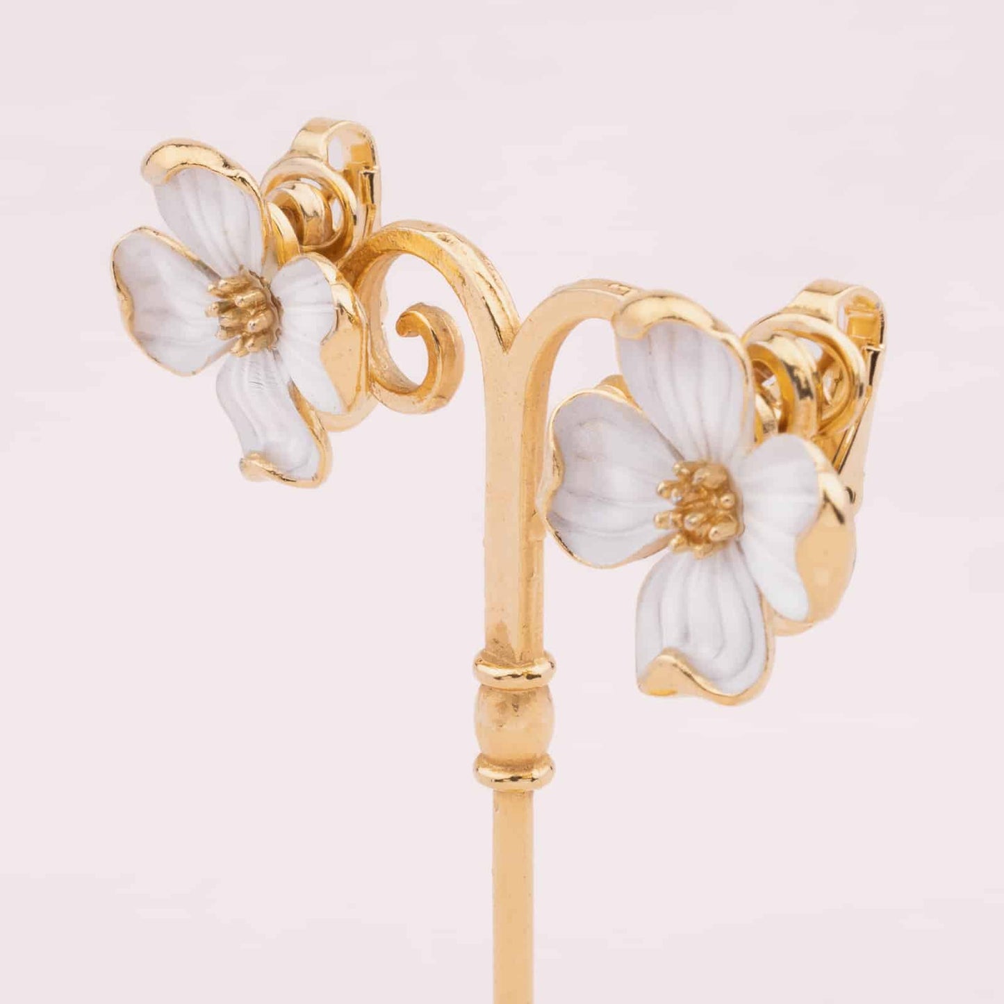 Trifari-weiße-Blumen-Ohrclips