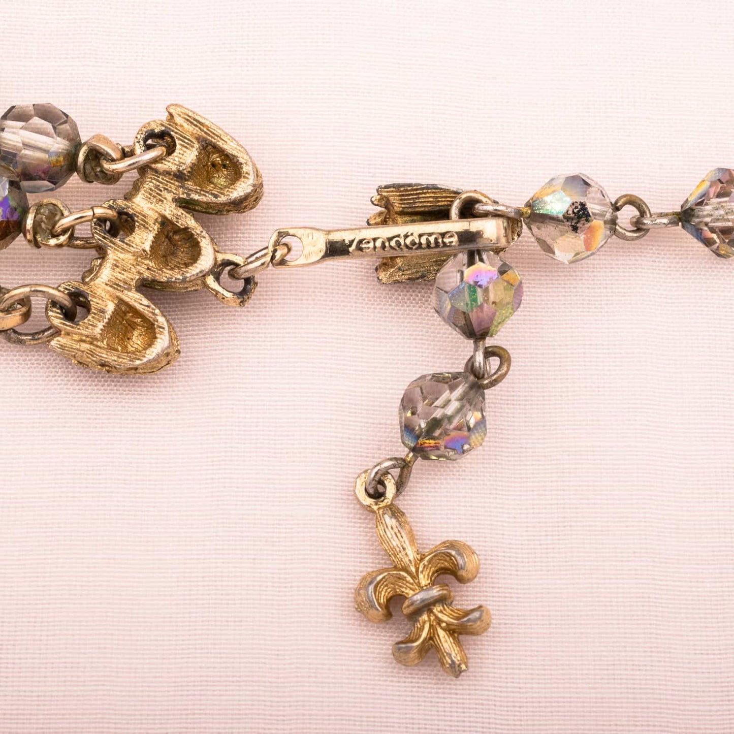 Vendome dreireihige Halskette mit grünen Kristall Perlen Verschluss Fleur de lis