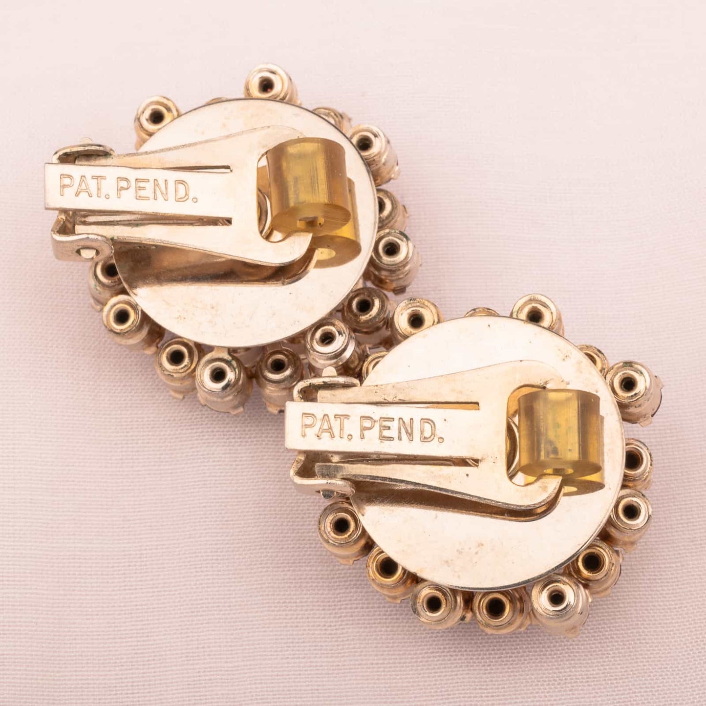 Ohrclips-Rückseiten-goldfarben-Patent-Marke