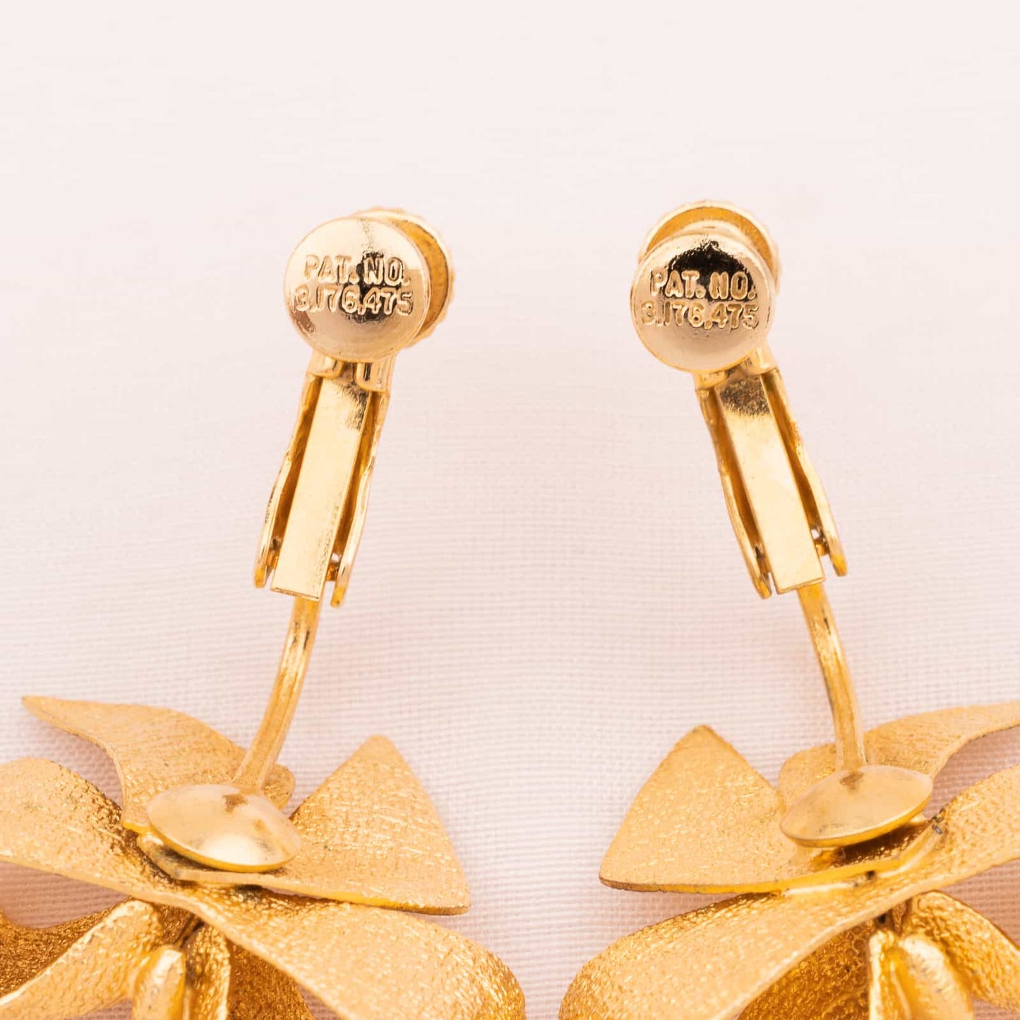 Vergoldete-Schleifen-Ohrringe-60s-Goldette-Patent