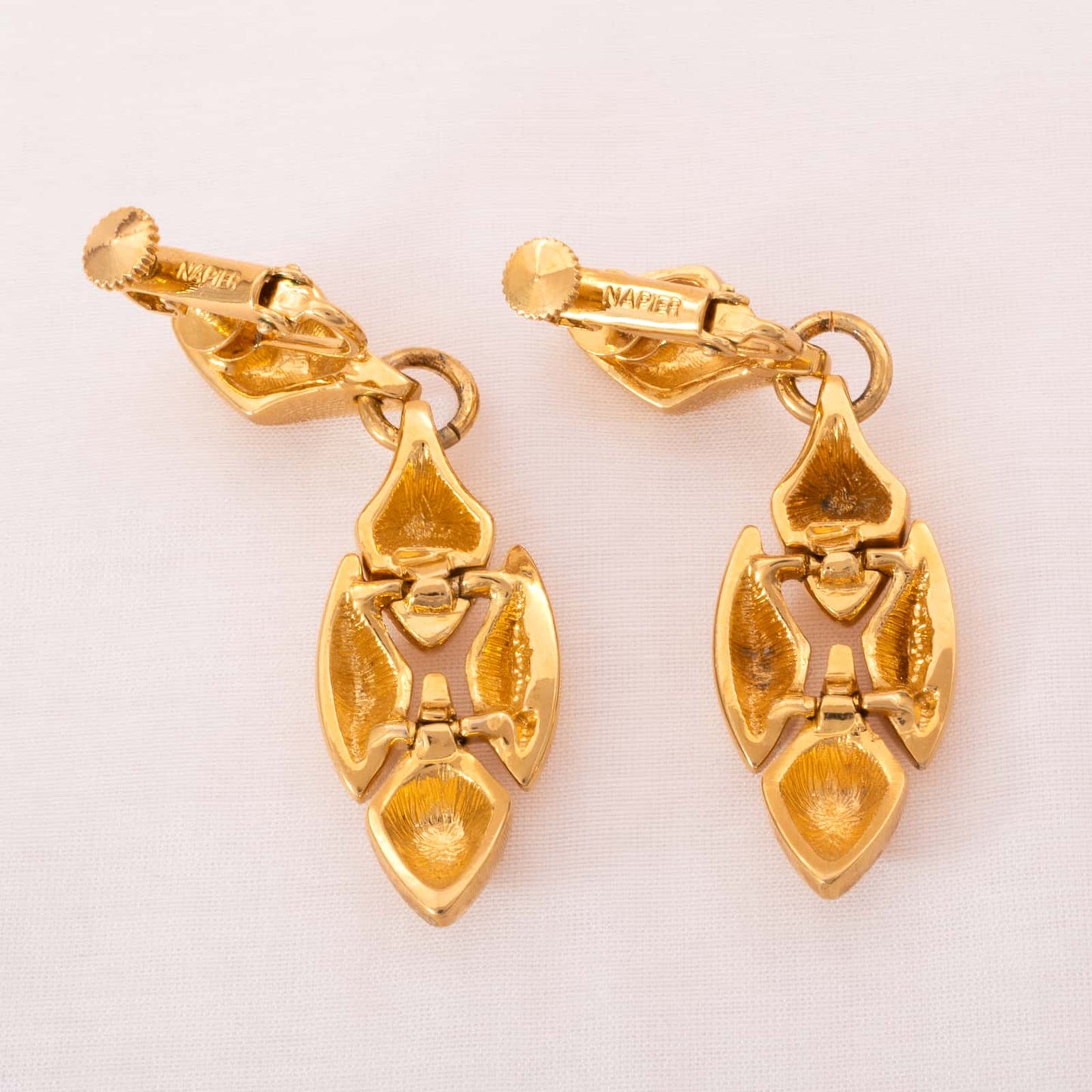 Napier-vergoldete-baumelnde-Rauten-Ohrclips-1990er-Rückseiten