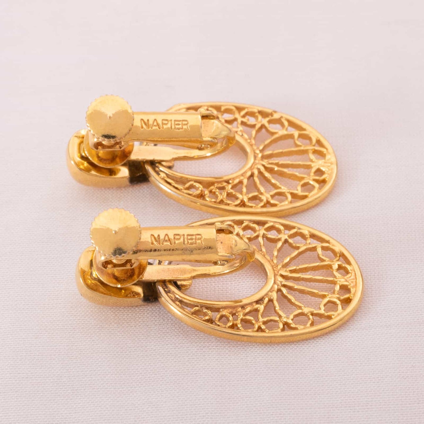 Napier-vergoldete-Ohrclips-durchbrochene-Türklopfer-Rückseiten-Signatur