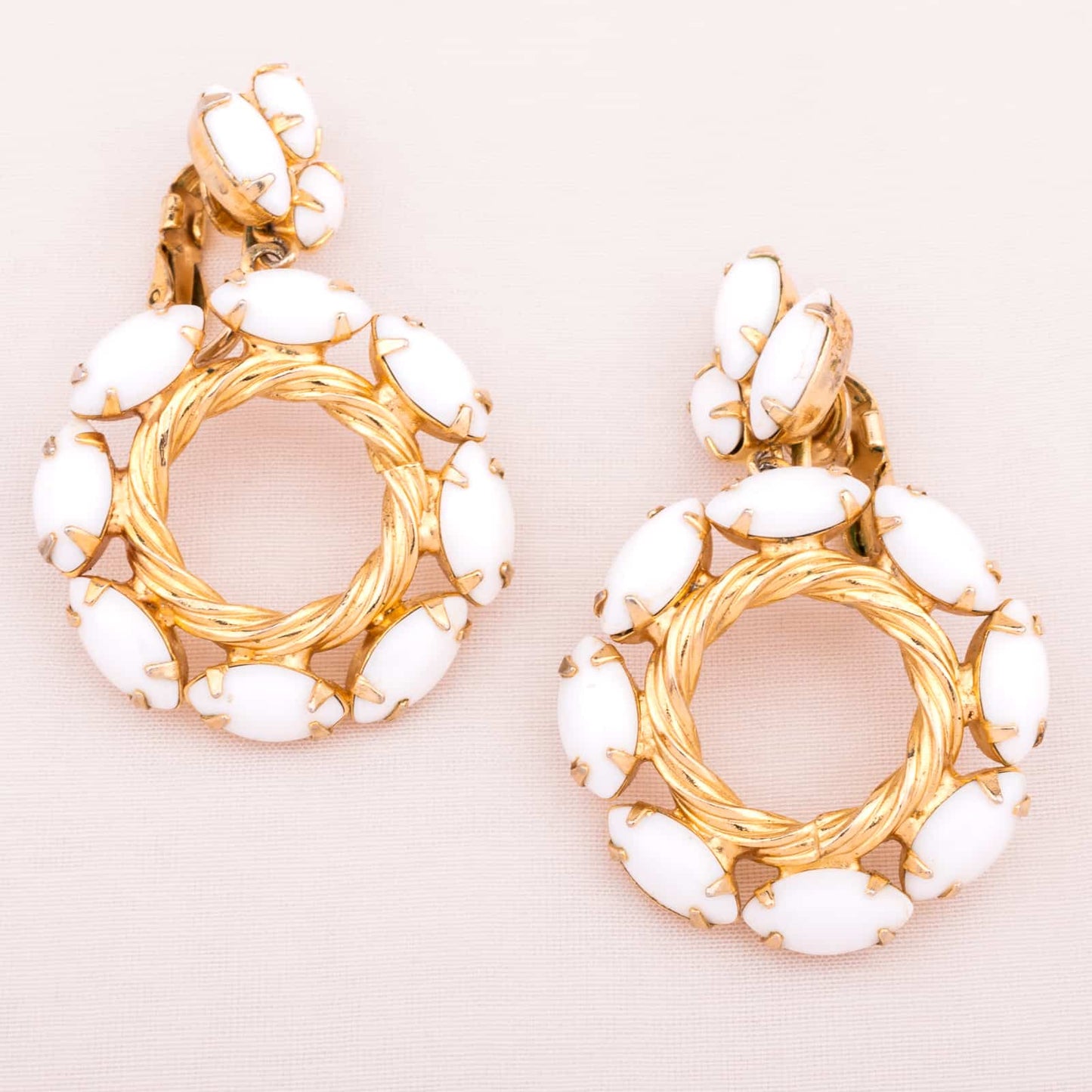 Weiss-Vintage-Ohrringe-aus-Milchglas