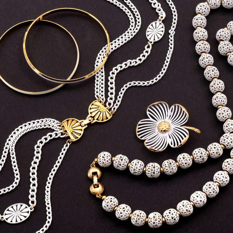 Weißer Modeschmuck der 1970er Jahre