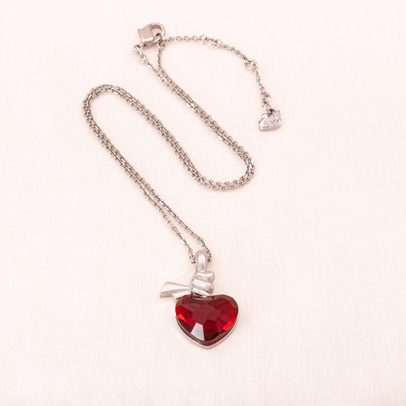 Swarovski-Halskette-silberfarben-Herzanhänger-roter-Kristall-Schwan-Signatur