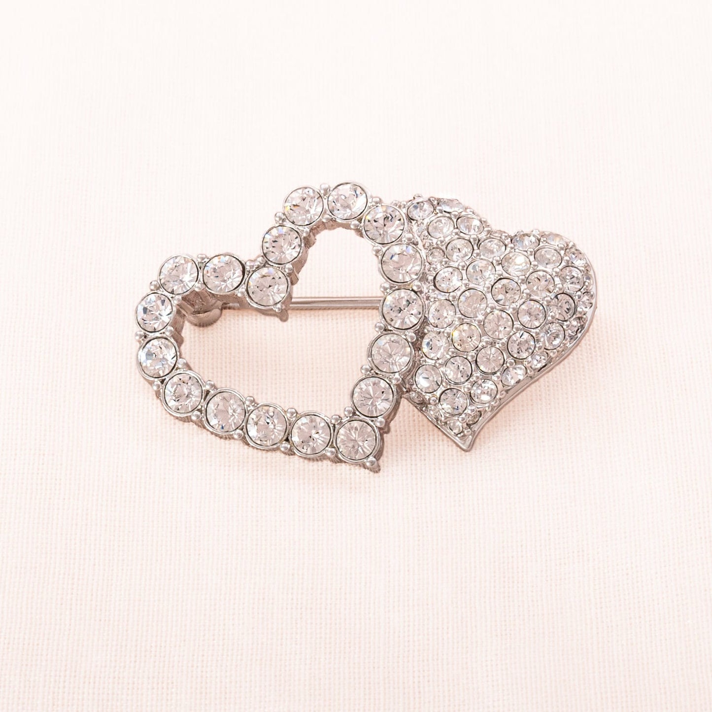 Swarovski-Brosche-Herz-silberfarben-Kristallbesetzt