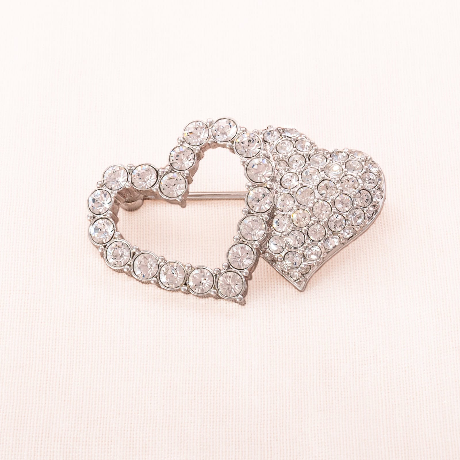 Swarovski-Brosche-Herz-silberfarben-Kristallbesetzt