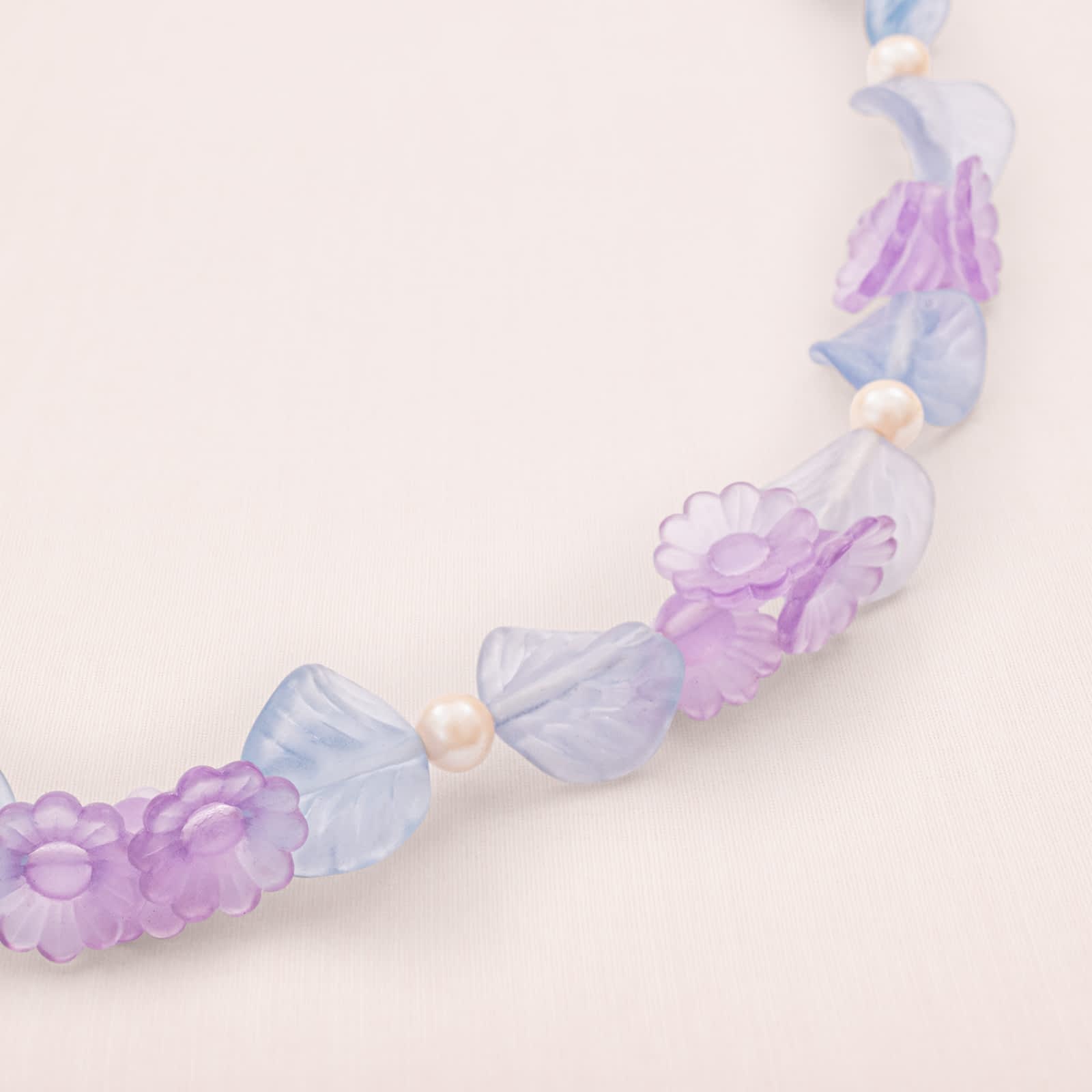 Avon-Haskette-1986-Perlen-blaue-Blätter-lila-Blumen-Kunsstoff