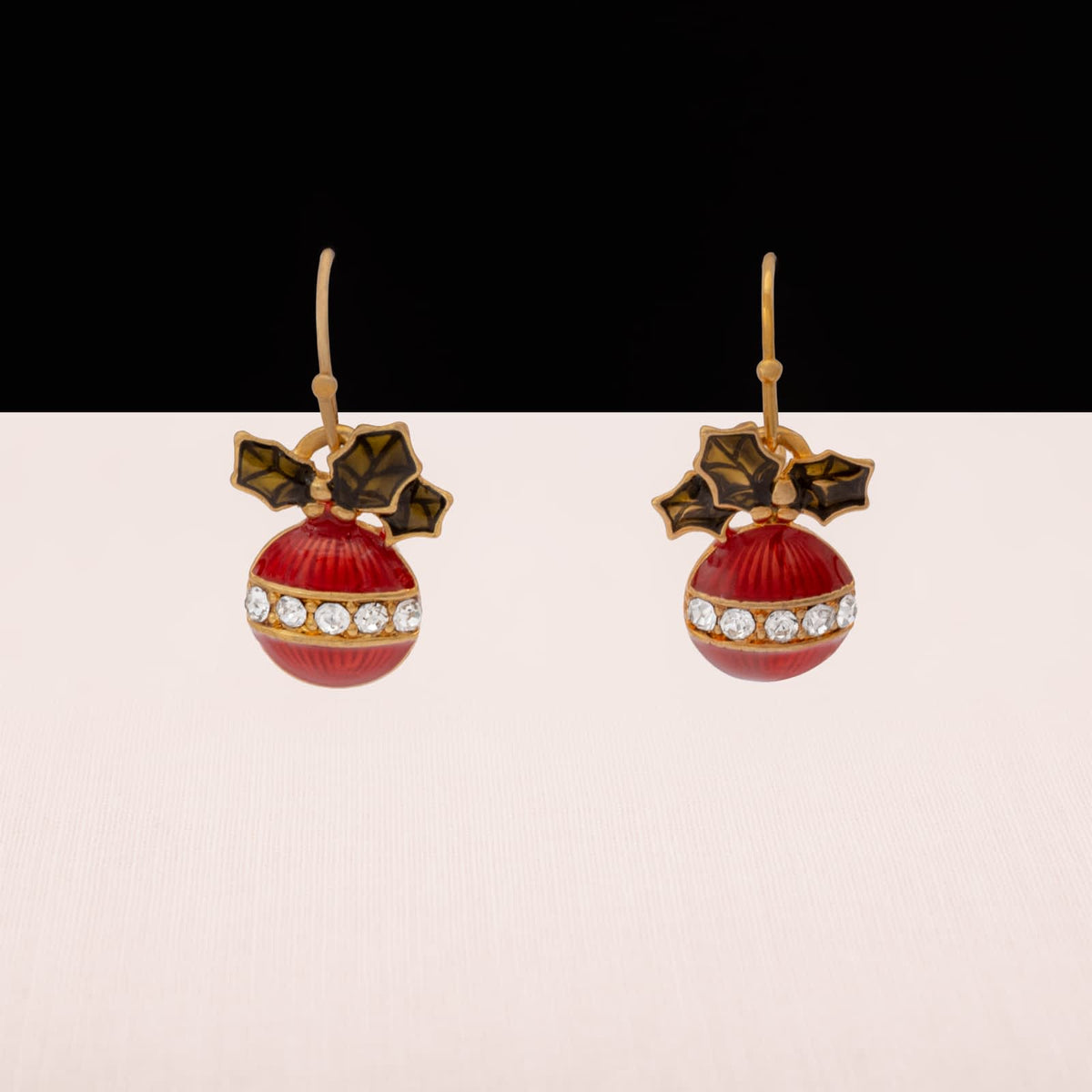 Avon-weihnachtliche-Ohrringe-Hänger-rot-emaillierte-Weihnachtskugeln-Kristallbesetzt