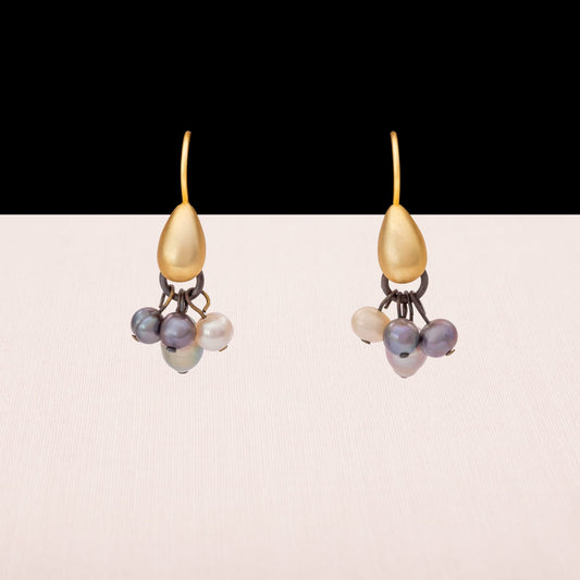 Avon-Ohrringe-Perlen-Hänger-grau-matt-vergoldete-Tropfen