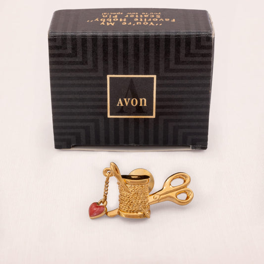 Avon-Vintage-Pin-Schneider-Brosche-Nadel-Faden-Schere-vergoldet-Original-Box-1992