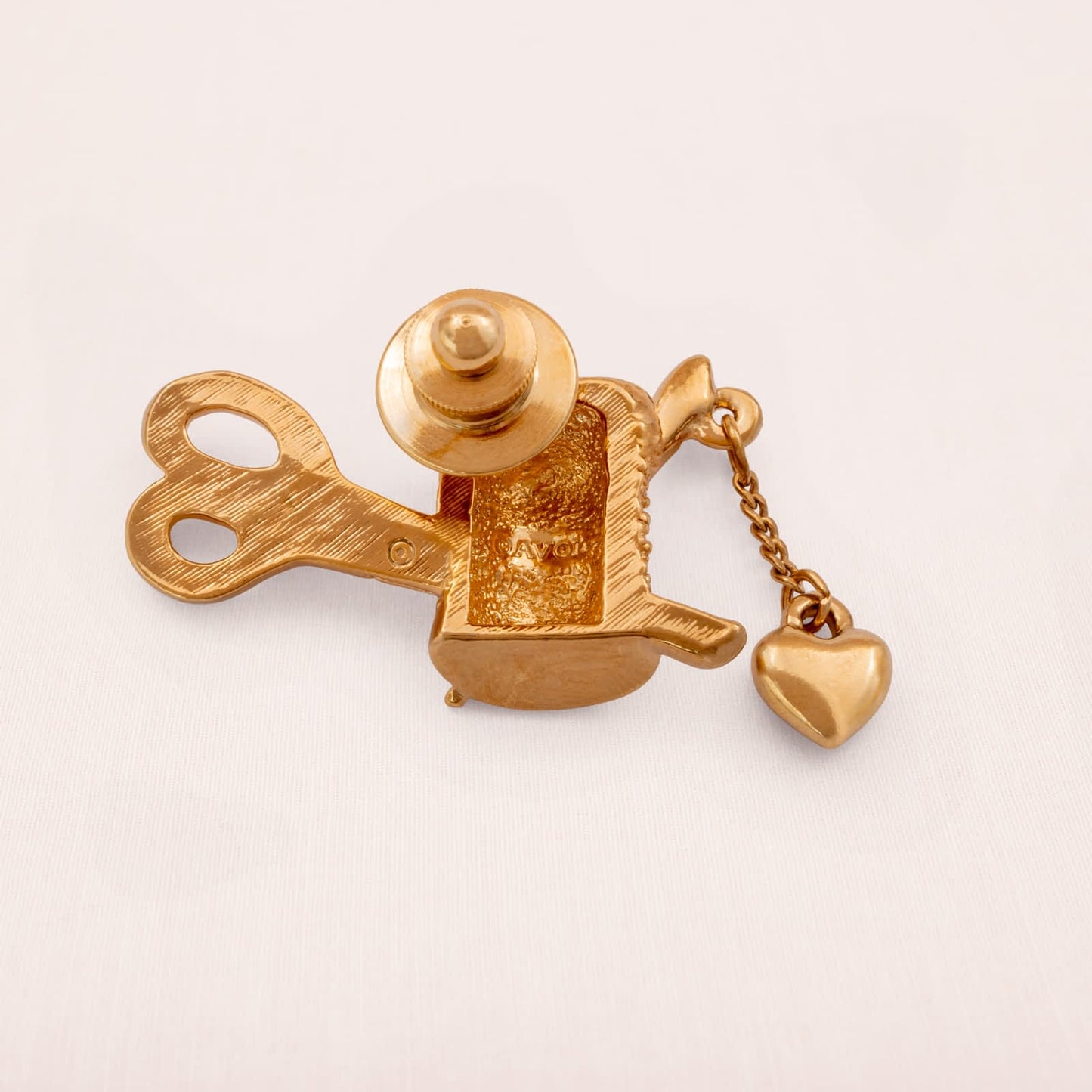 Avon-Vintage-Pin-Schneider-Brosche-Nadel-Faden-Schere-vergoldete-Rückseite-signiert