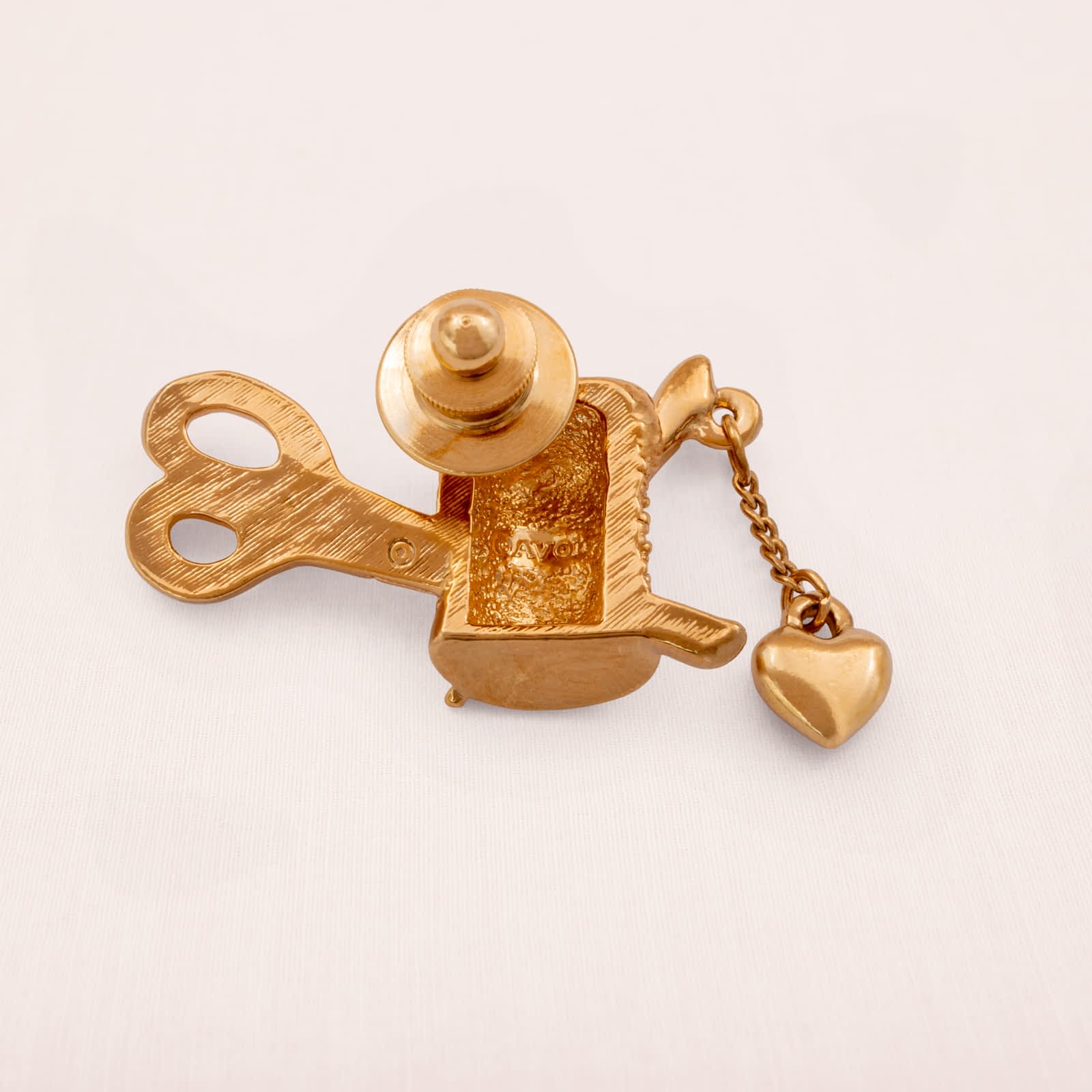 Avon-Vintage-Pin-Schneider-Brosche-Nadel-Faden-Schere-vergoldete-Rückseite-signiert