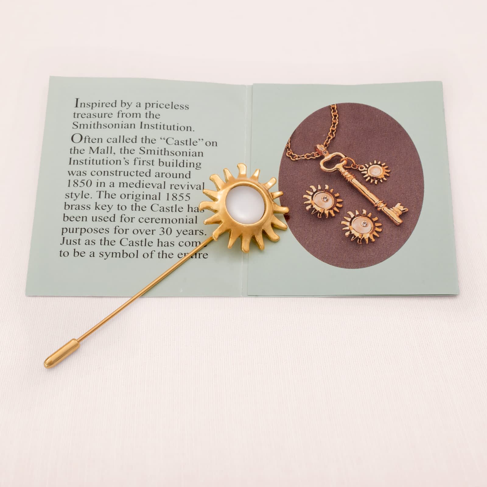 Avon-Pin-Nadel-Brosche-Sonne-Smithsonian-vergoldet-Cabochon-weiß