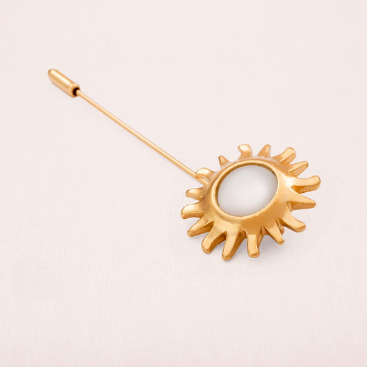 Avon-Pin-Nadel-Brosche-Sonne-Smithsonian-vergoldet-Cabochon-weiß
