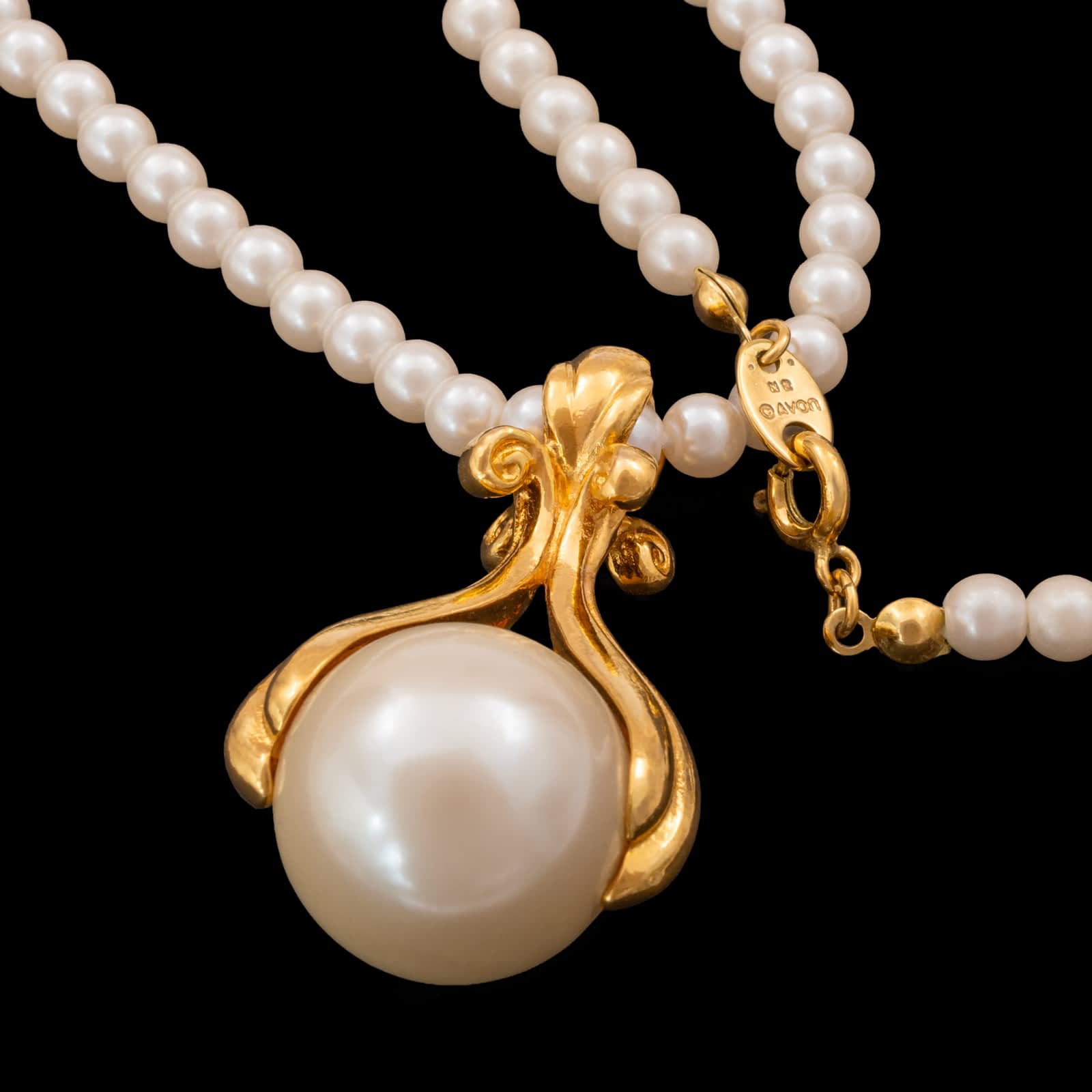 Avon-lange-Perlenkette-großer-Perlen-Anhänger-signiert