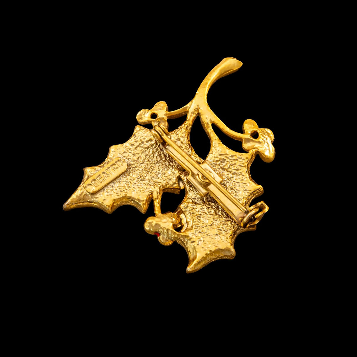Beatrix-weihnachtliche-Brosche-Stechpalmenzweig-vergoldete-Rückseite-signiert