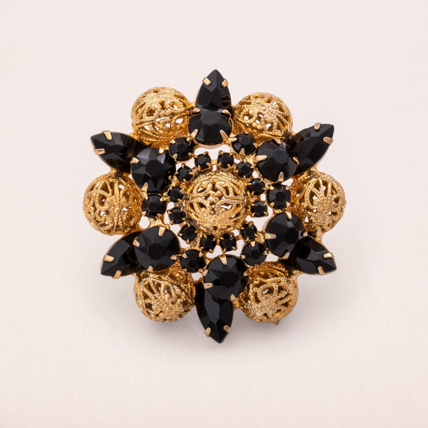 Vintage-Brosche-schwarzer-Strass-Stern-durchbrochene-vergoldete-Kugeln