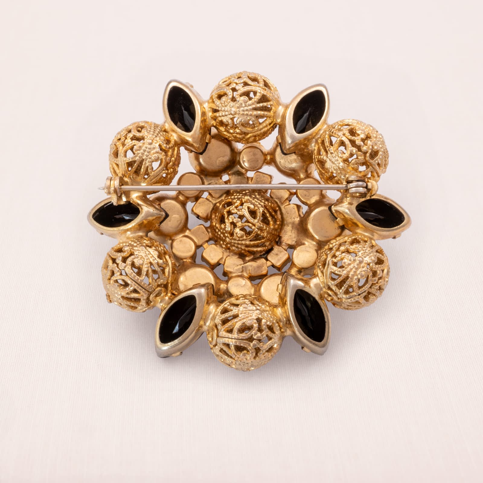 Vintage-Brosche-schwarzer-Strass-durchbrochene-vergoldete-Kugeln-Rückseite
