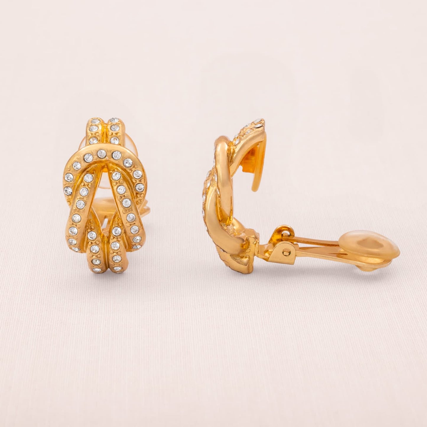 Christian-Dior-Ohrclips-vergoldet-Kristallbesetzt-elegantes-Knoten-Design