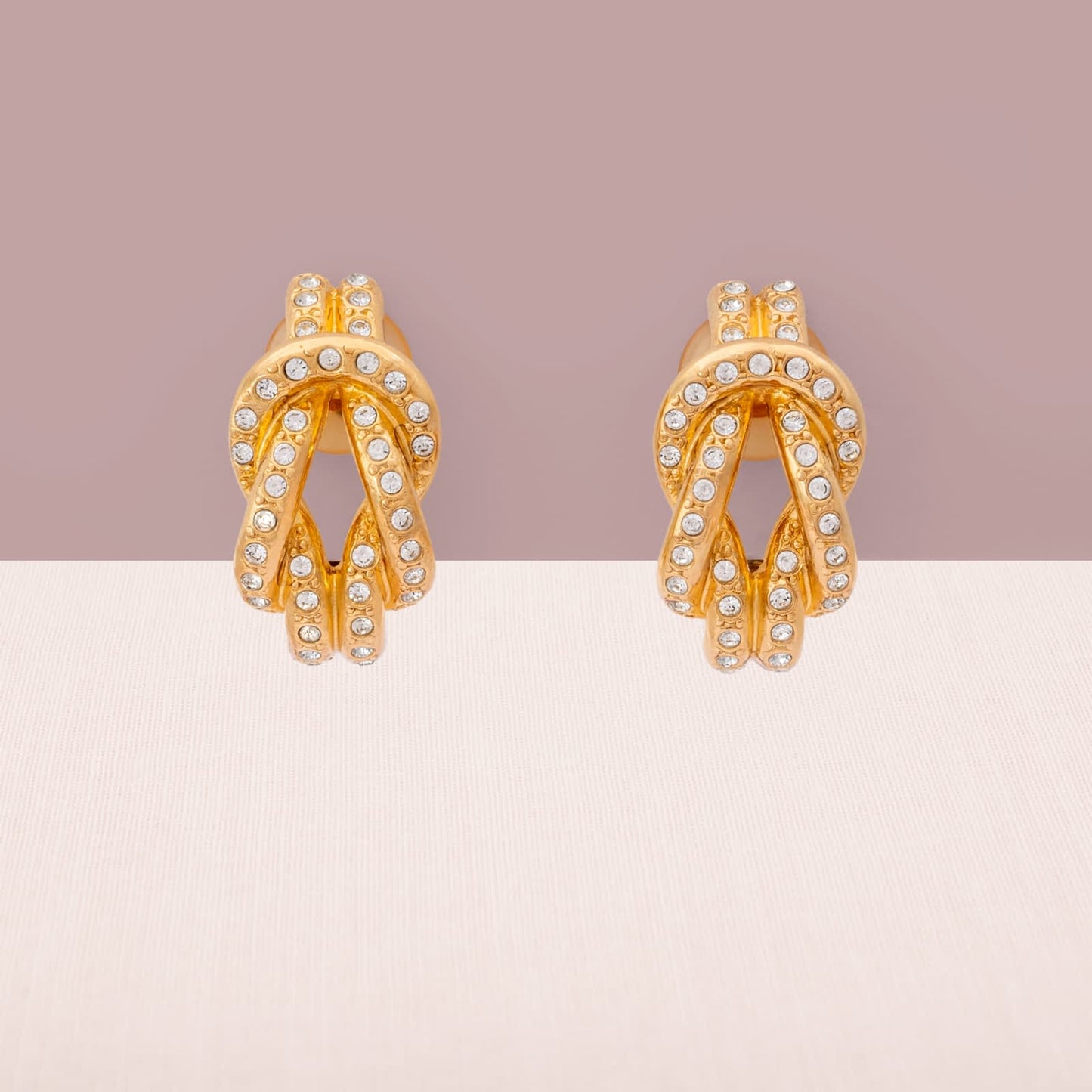 Christian-Dior-Ohrclips-vergoldet-Kristallbesetzt-elegantes-Knoten-Design