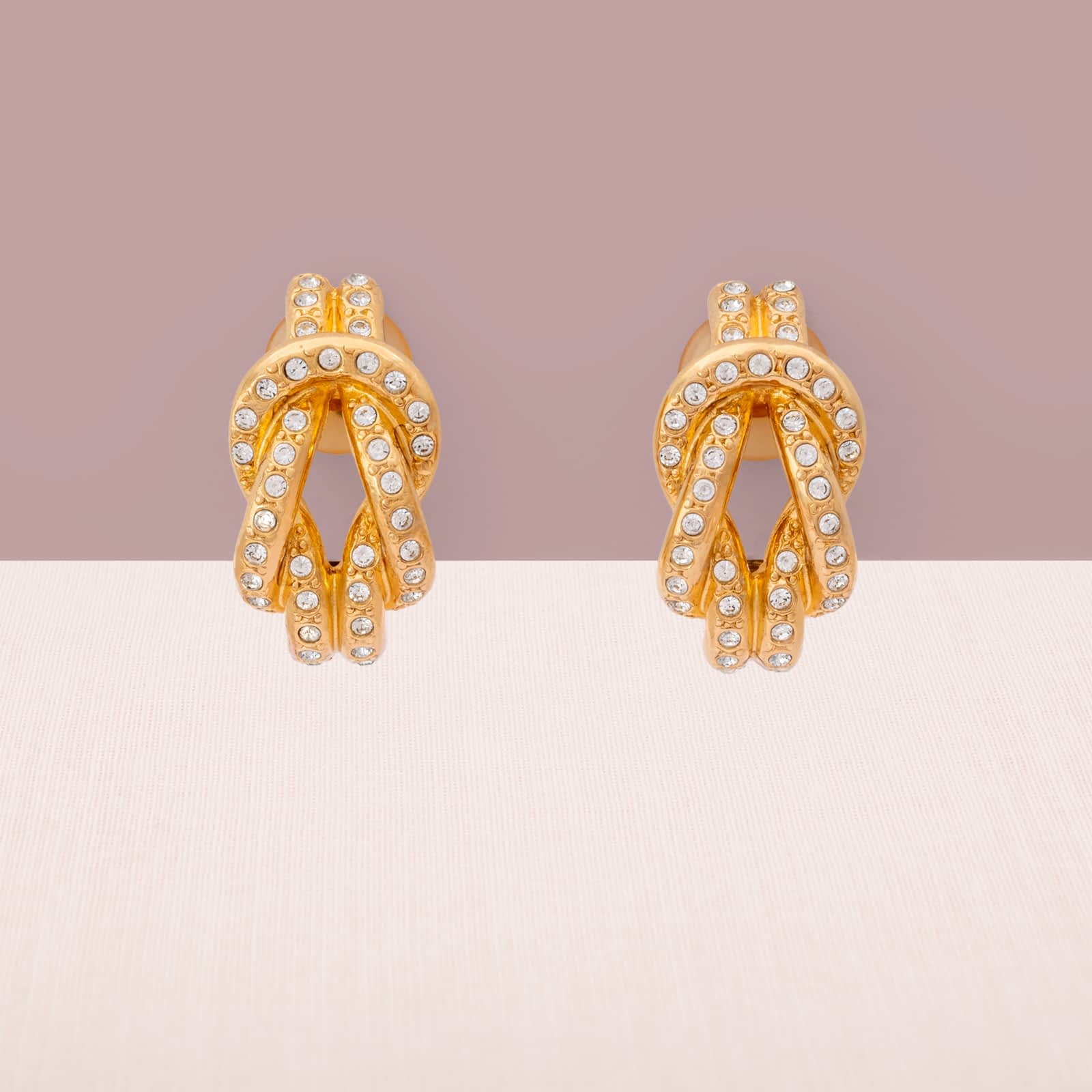 Christian-Dior-Ohrclips-vergoldet-Kristallbesetzt-elegantes-Knoten-Design