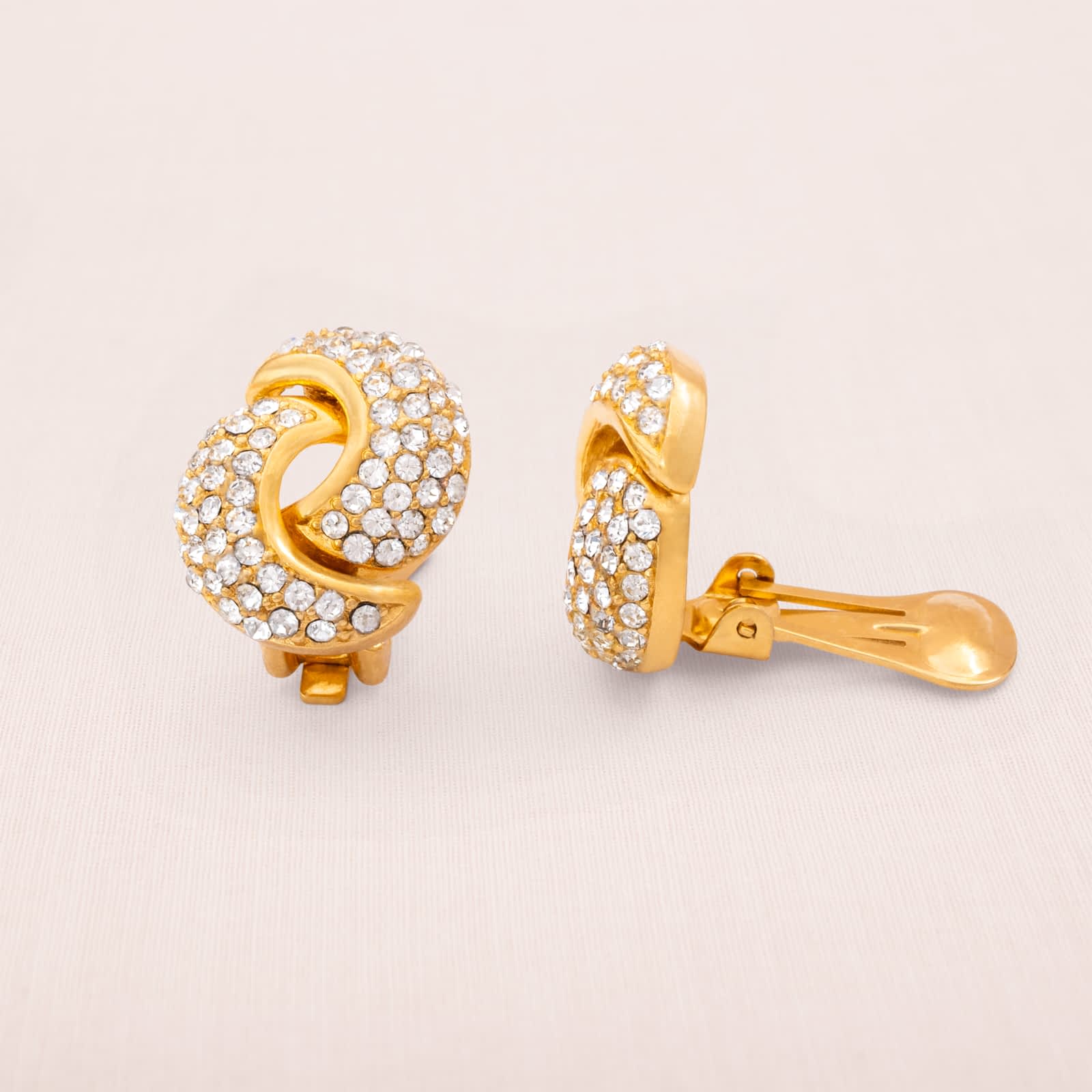 Christian-Dior-Ohrclips-vergoldet-Kristallbesetzt-Knoten-Design