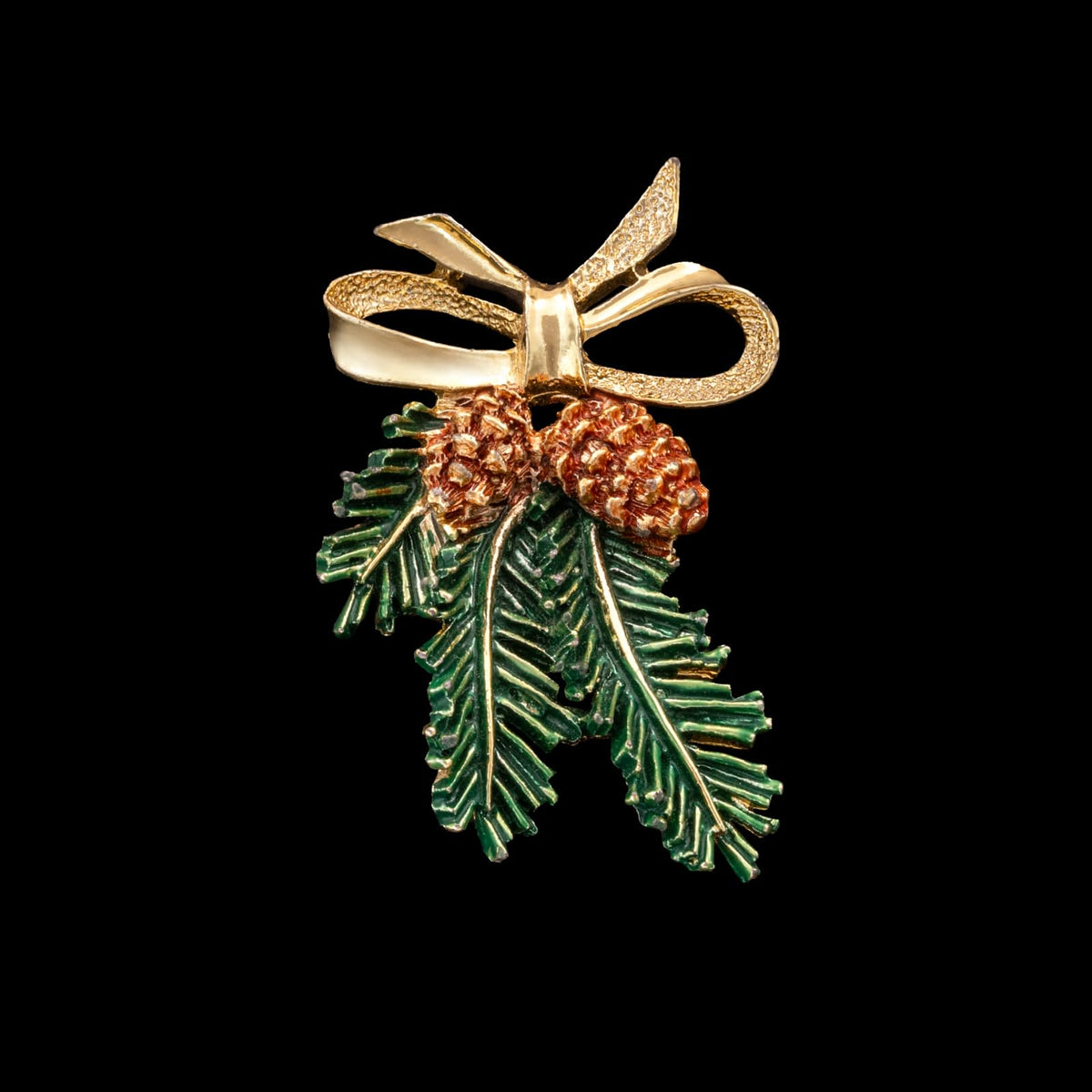 Gerrys-weihnachtliche-Brosche-Tannenzweig-Tannenzapfen-Schleife-hellgoldfarben
