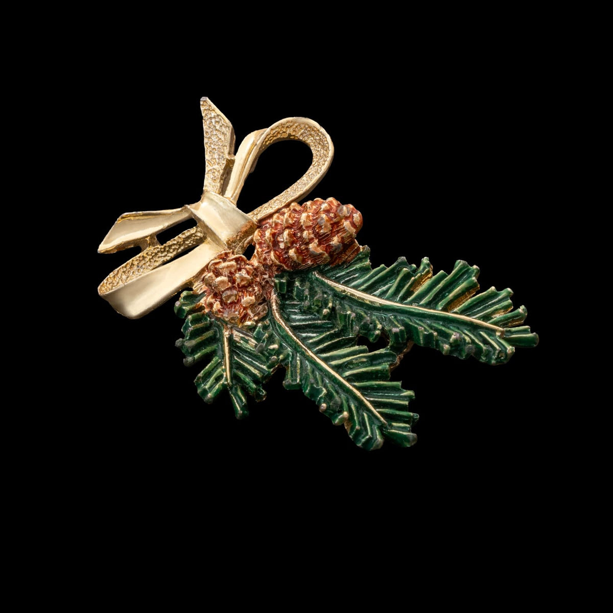 Gerrys-weihnachtliche-Brosche-Tannenzweig-Tannenzapfen-Schleife-hellgoldfarben
