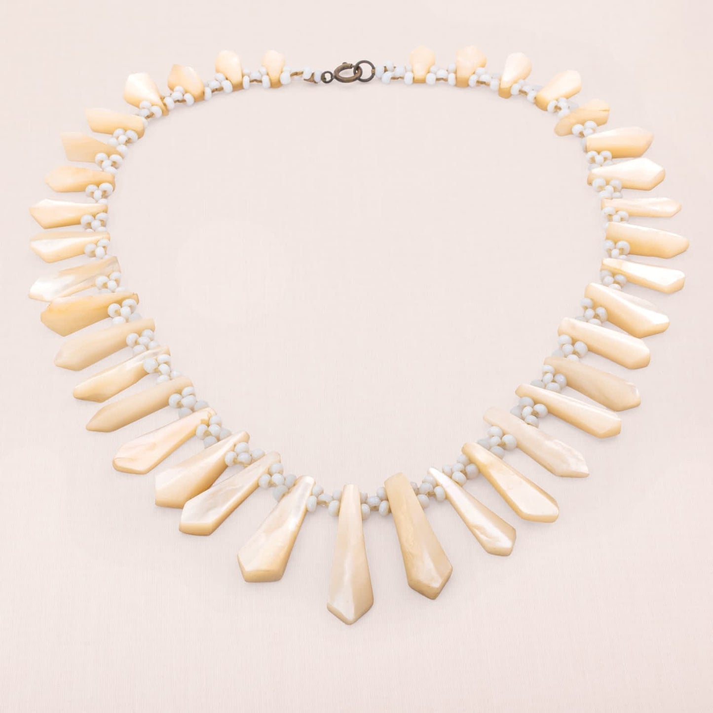 Vintage-Halskette-1940er-Perlmutt-Strahlen-Design-kleine-Milchglas-Perlen