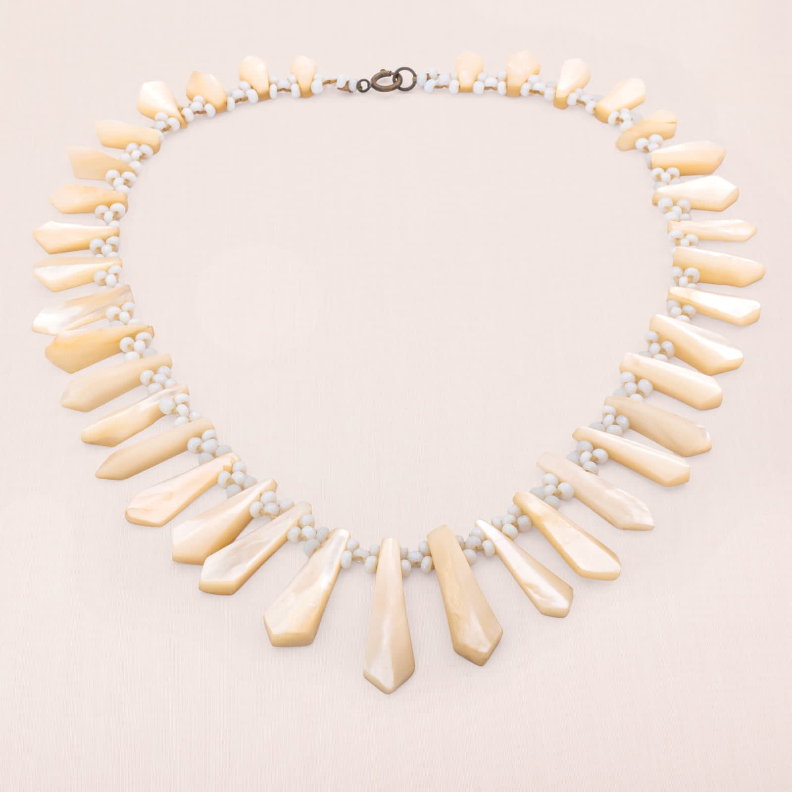 Vintage-Halskette-1940er-Perlmutt-Strahlen-Design-kleine-Milchglas-Perlen