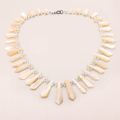 Vintage-Halskette-1940er-Perlmutt-Strahlen-Design-kleine-Milchglas-Perlen