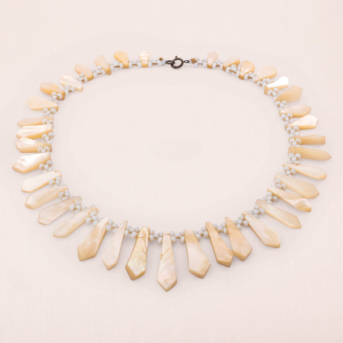 Vintage-Halskette-1940er-Perlmutt-Strahlen-Design-kleine-Milchglas-Perlen