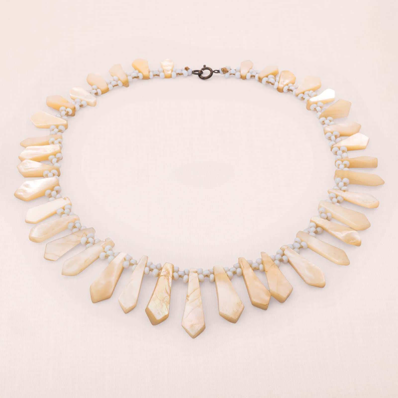 Vintage-Halskette-1940er-Perlmutt-Strahlen-Design-kleine-Milchglas-Perlen