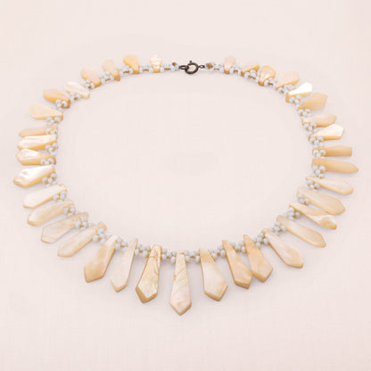 Vintage-Halskette-1940er-Perlmutt-Strahlen-Design-kleine-Milchglas-Perlen