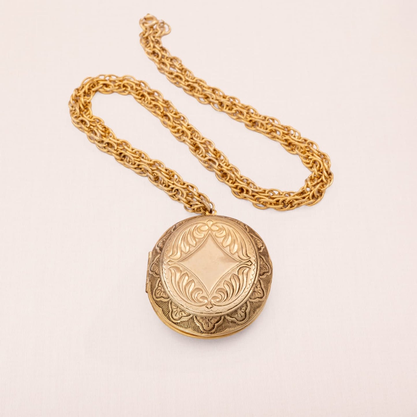 Vintage-Halskette-Medaillon-groß-Doppelankerkette-vergoldet-1970er-Antik-Revival