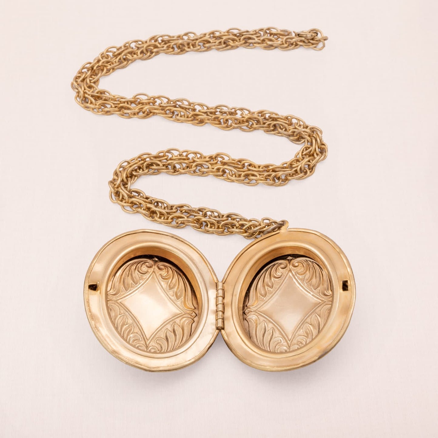 Vintage-Halskette-Medaillon-groß-Doppelankerkette-vergoldet-1970er-Antik-Revival