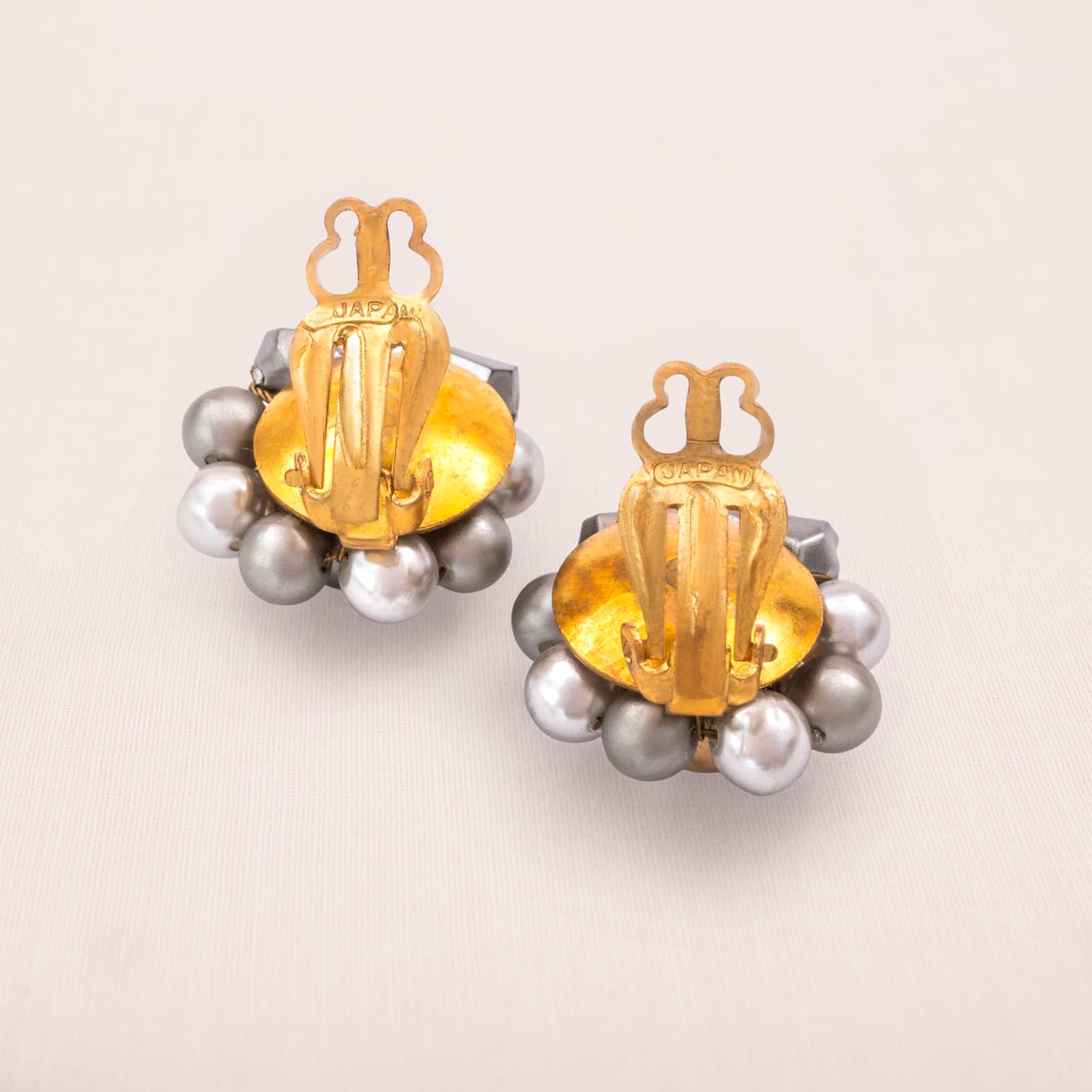 Japan-Ohrclips-Perlen-grau-Rückseiten-signiert