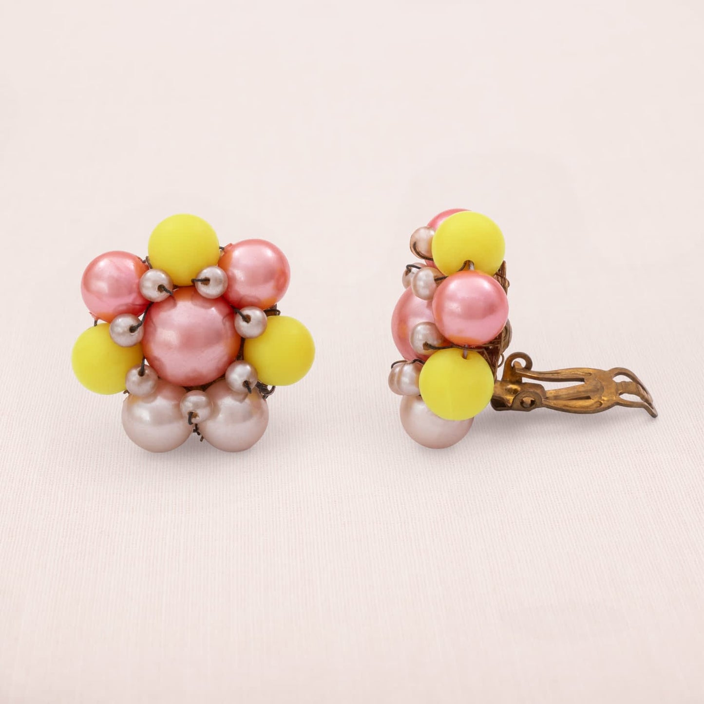 Japan-Vintage-Ohrclips-Perlen-rosa-gelb-Cluster-Design-1950er