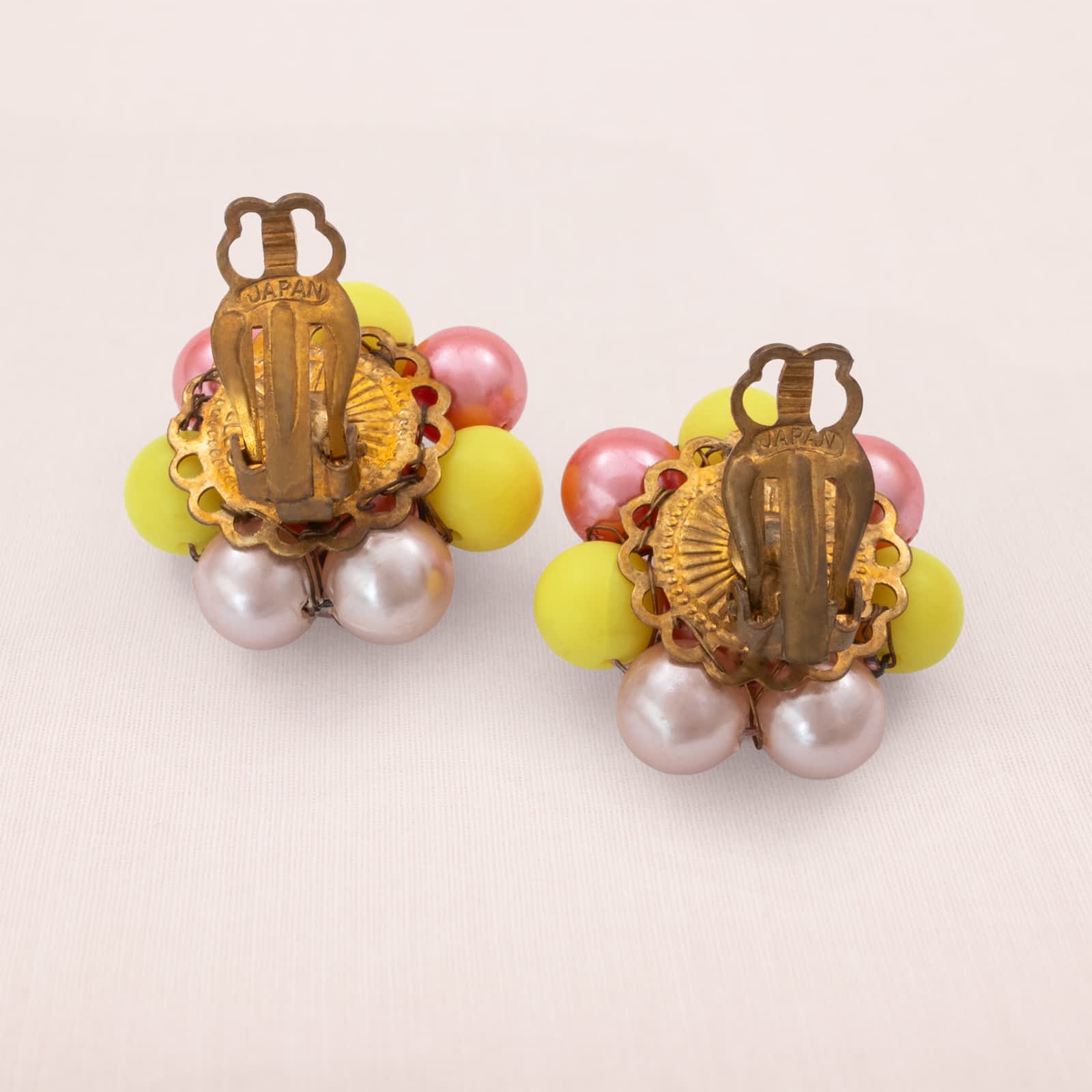 Japan-Vintage-Ohrclips-Perlen-rosa-gelb-Rückseiten-signiert