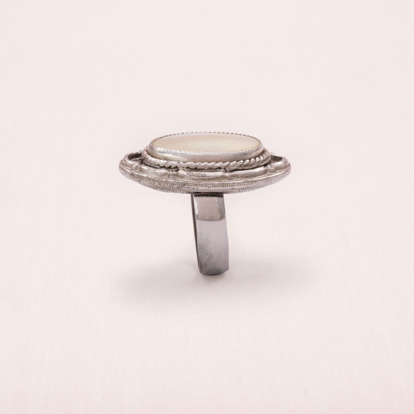 Judy-Lee-Ring-versilbert-Perlmutt-oval-Antik-Revival-1970er