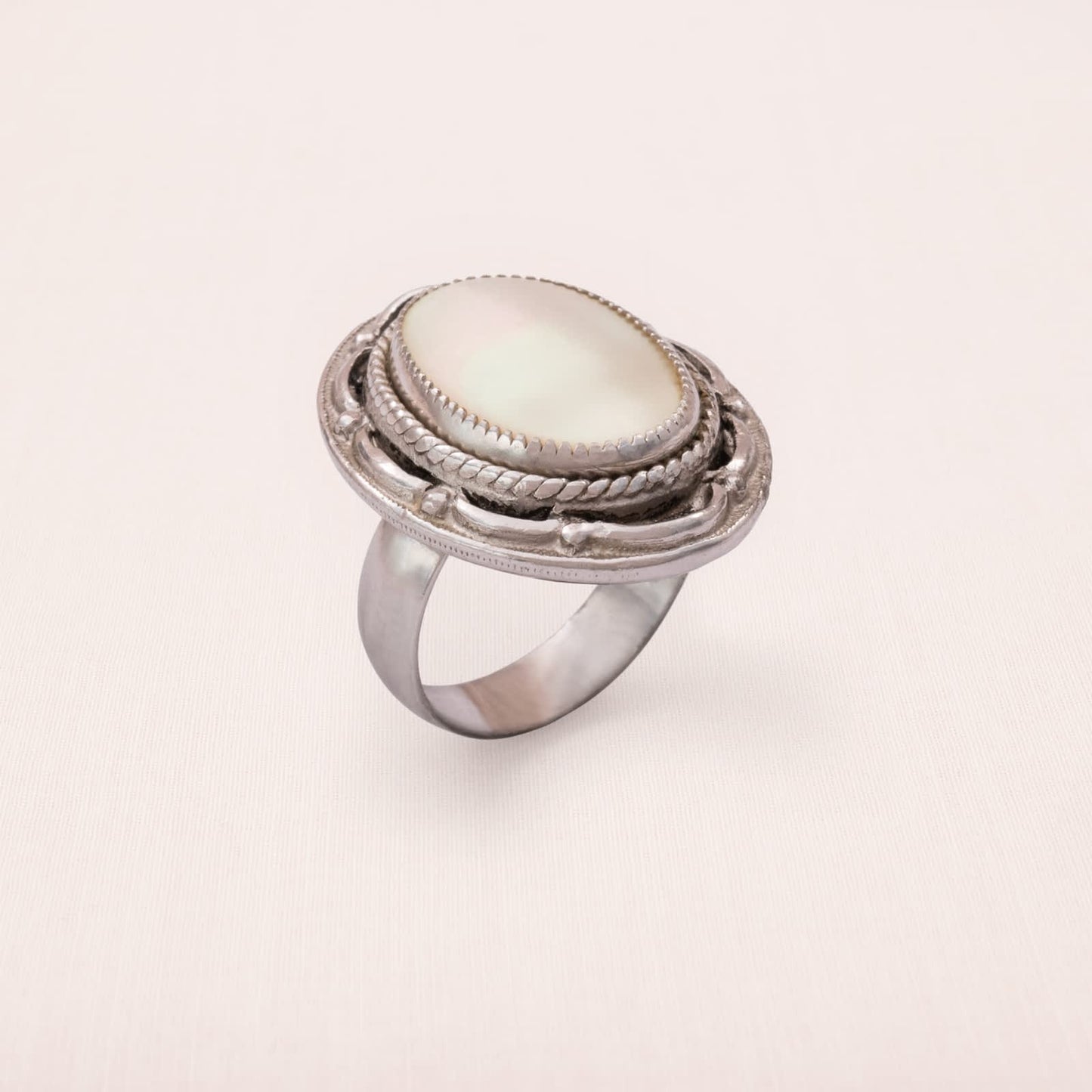 Judy-Lee-Ring-versilbert-Perlmutt-oval-Antik-Revival-1970er