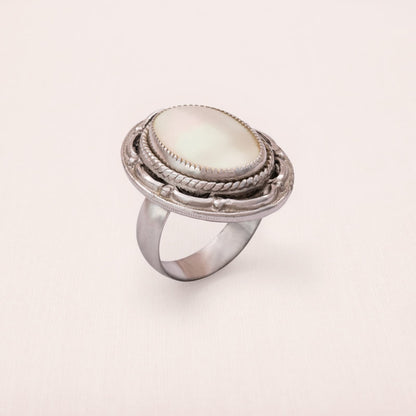 Judy-Lee-Ring-versilbert-Perlmutt-oval-Antik-Revival-1970er