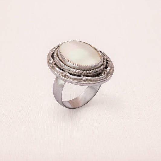 Judy-Lee-Ring-versilbert-Perlmutt-oval-Antik-Revival-1970er