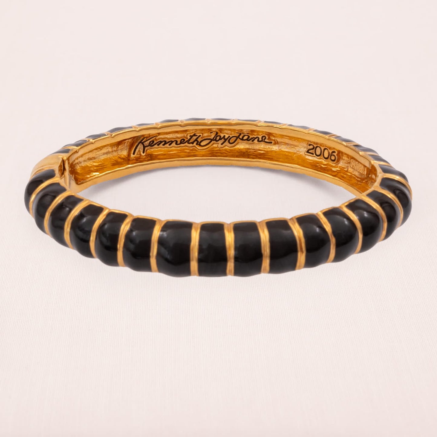 Kenneth-Jay-Lane-Armreif-2006-schwarze-Emaille-vergoldet-signiert