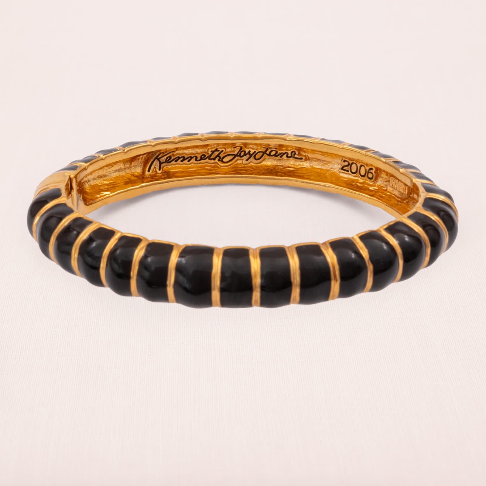 Kenneth-Jay-Lane-Armreif-2006-schwarze-Emaille-vergoldet-signiert