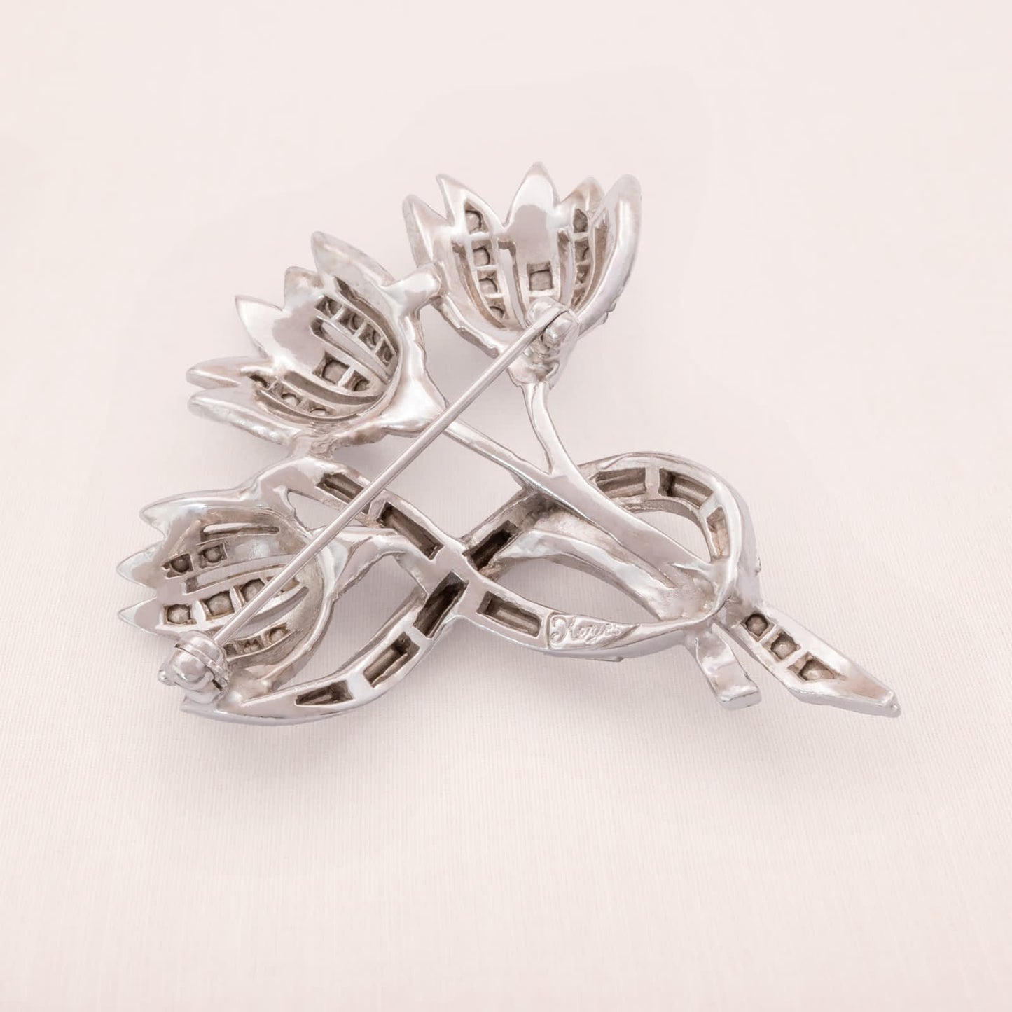 Keyes-Brosche-florales-Design-rhodinierte-Rückseite-signiert